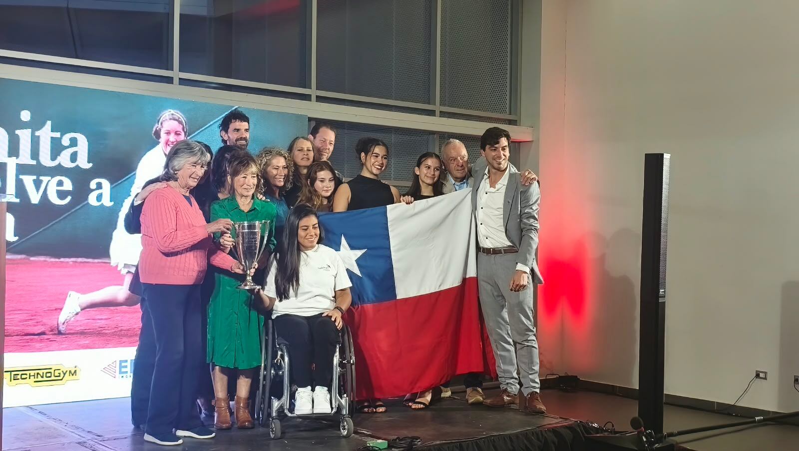 “Es una oportunidad para la familia”: histórico trofeo de Anita Lizana es donado al tenis chileno