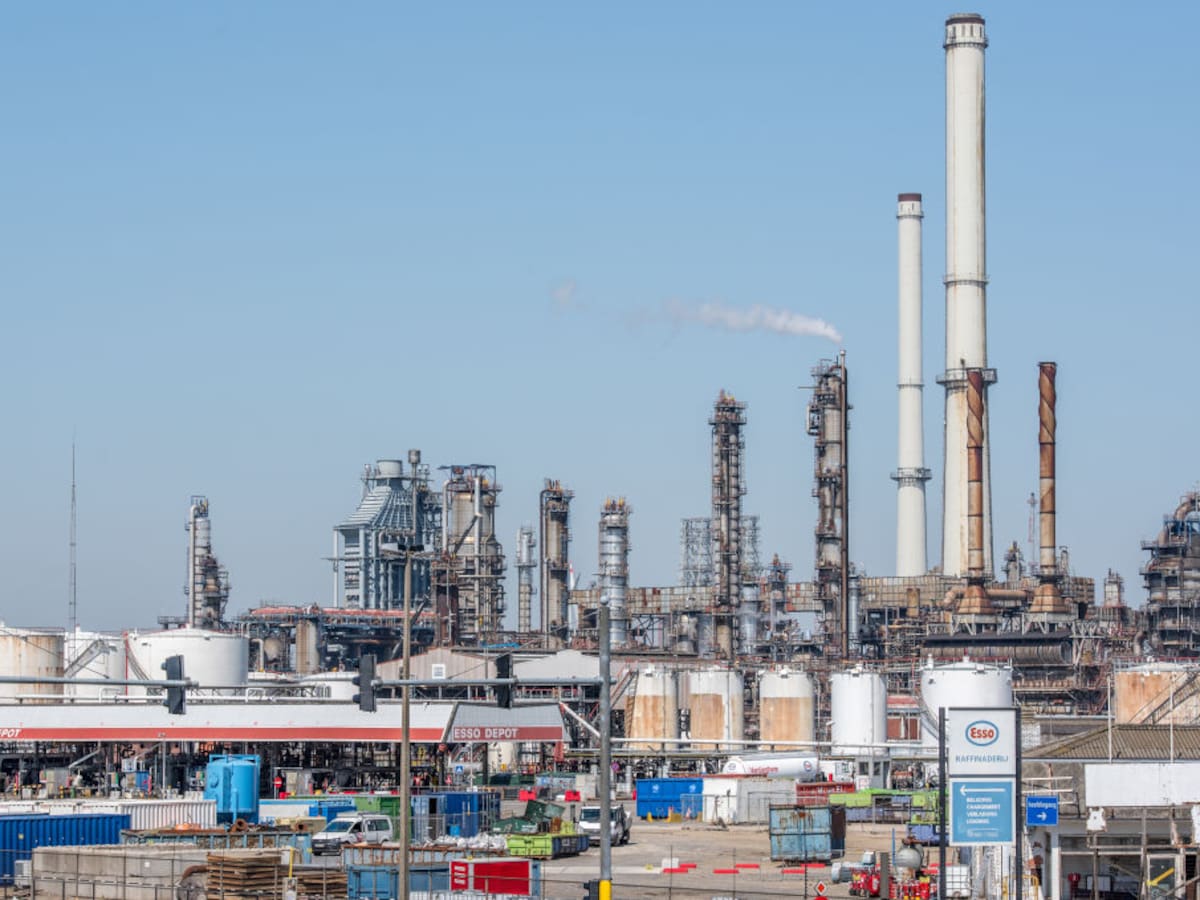 Petróleo sigue bajando tras acuerdo entre EE.UU. e Irán y se acerca a niveles previos al conflicto