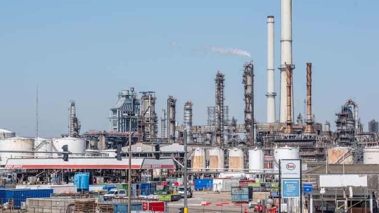 Petróleo sigue bajando tras acuerdo entre EE.UU. e Irán y se acerca a niveles previos al conflicto