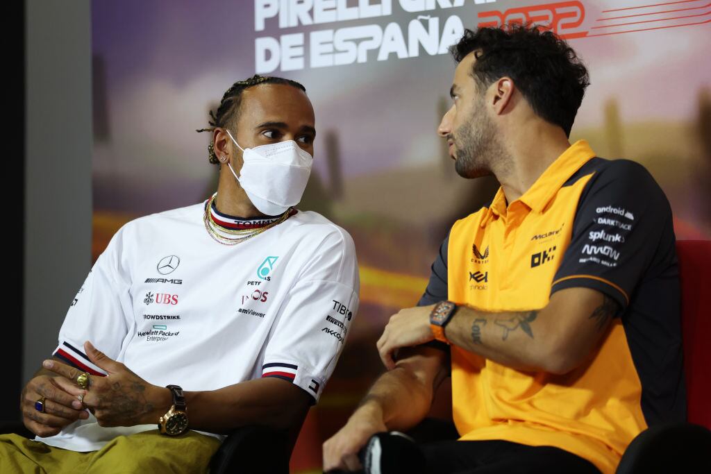 Lewis Hamilton (Mercedes) y Daniel Ricciardo (McLaren) en la rueda de prensa en el GP de España (Bryn Lennon/Getty Images).