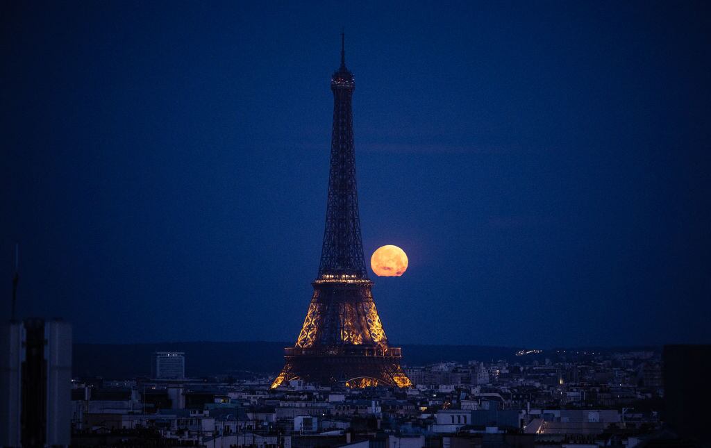 Getty Images | El fenómeno "Luna Rosa" en la Torre Eiffel en París, Francia