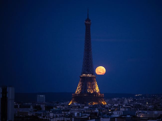 Getty Images | El fenómeno "Luna Rosa" en la Torre Eiffel en París, Francia