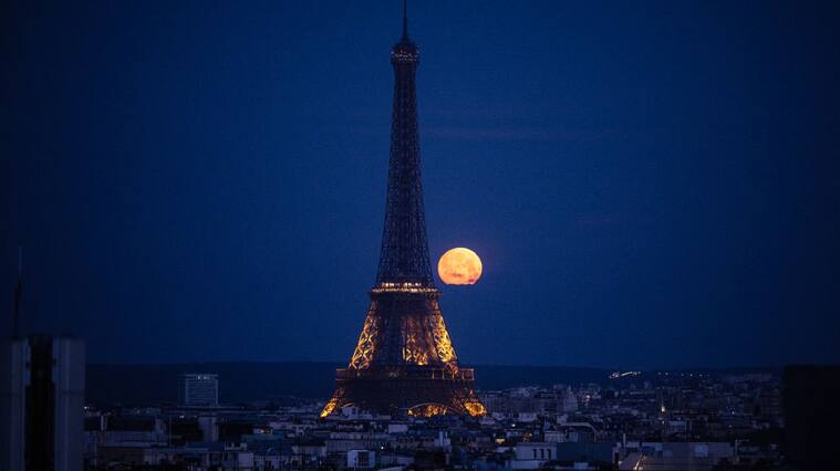 Getty Images | El fenómeno "Luna Rosa" en la Torre Eiffel en París, Francia