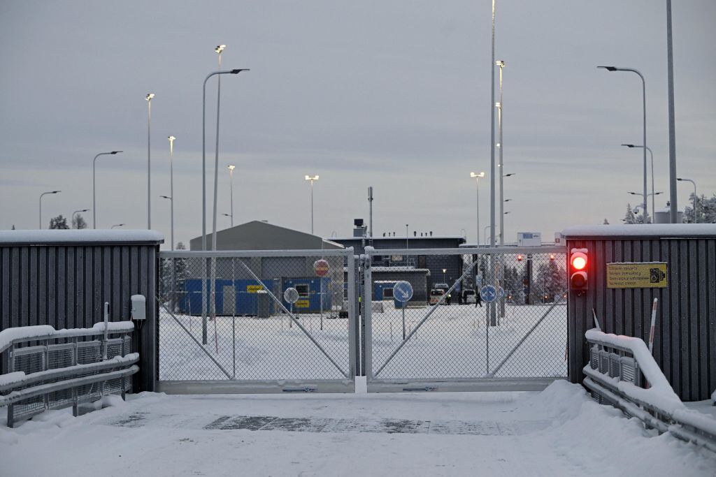 Las puertas cerradas en el paso Raja-Jooseppi en la frontera Finlandia-Rusia