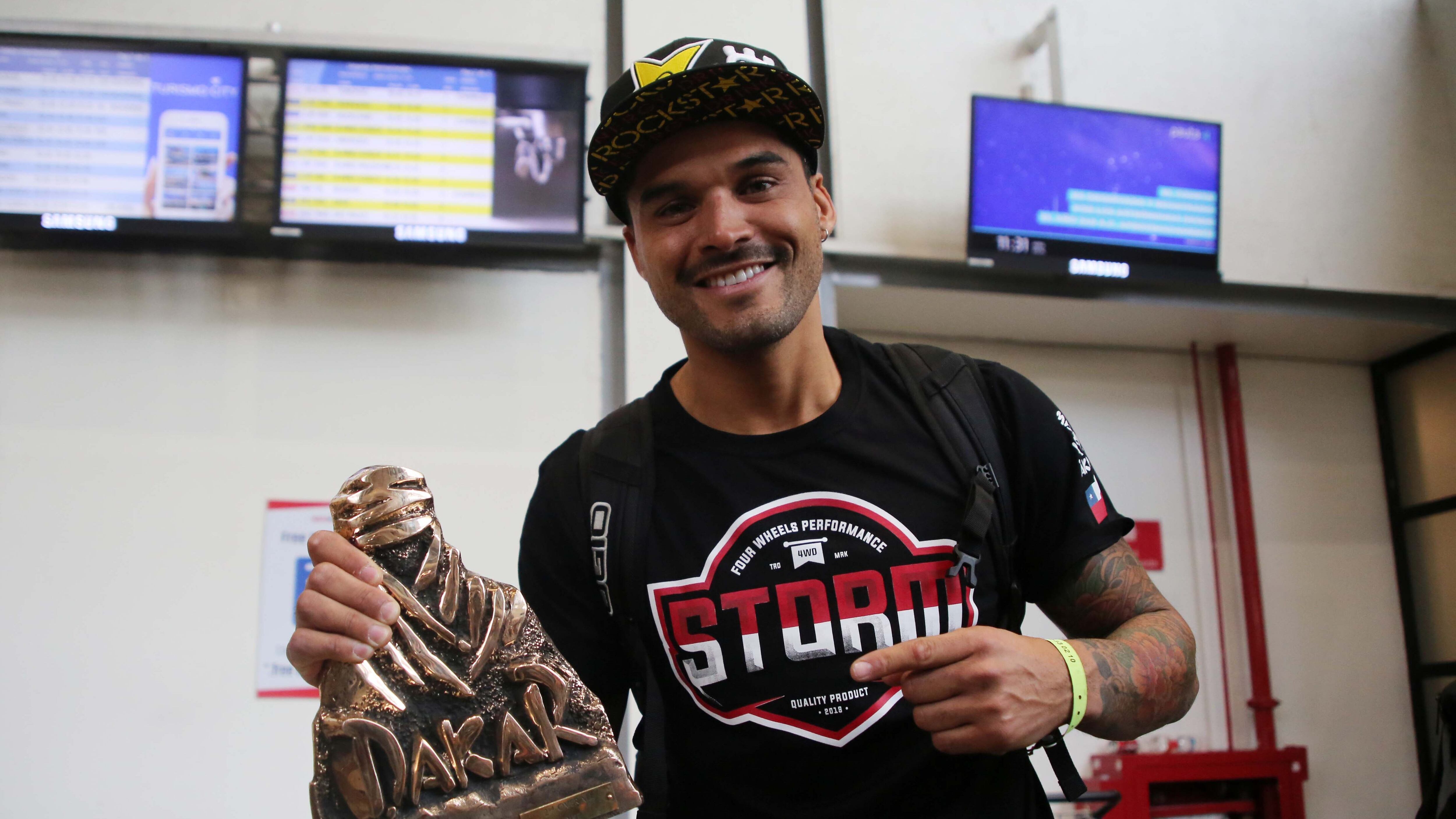18 de Enero del 2020/SANTIAGO
Llegada de Pablo Quintanilla al Aeropuerto de Santiago mostrando su trofeo, tras su victoria para Chile en tierras saudes, donde se qued con el segundo lugar del Dakar, romper los registros anteriores de pilotos chilenos en motos, como Carlo de Gavardo, Francisco Chaleco Lpez.
FOTO: Jose Francisco Zuiga/AGENCIAUNO