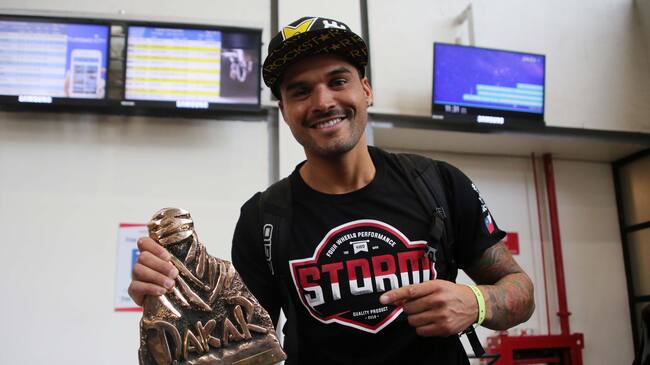18 de Enero del 2020/SANTIAGO
Llegada de Pablo Quintanilla al Aeropuerto de Santiago mostrando su trofeo, tras su victoria para Chile en tierras saudes, donde se qued con el segundo lugar del Dakar, romper los registros anteriores de pilotos chilenos en motos, como Carlo de Gavardo, Francisco Chaleco Lpez.
FOTO: Jose Francisco Zuiga/AGENCIAUNO
