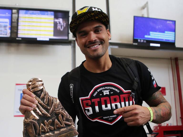 18 de Enero del 2020/SANTIAGO
Llegada de Pablo Quintanilla al Aeropuerto de Santiago mostrando su trofeo, tras su victoria para Chile en tierras saudes, donde se qued con el segundo lugar del Dakar, romper los registros anteriores de pilotos chilenos en motos, como Carlo de Gavardo, Francisco Chaleco Lpez.
FOTO: Jose Francisco Zuiga/AGENCIAUNO