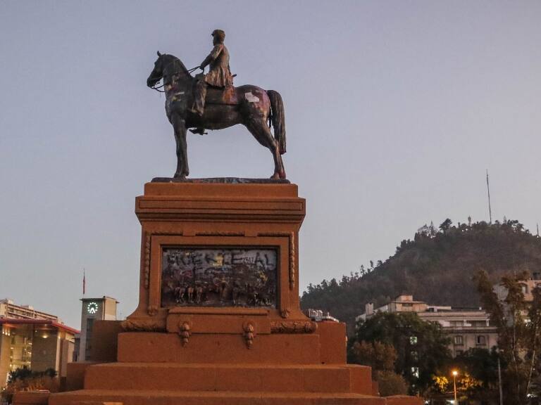 Cámara pide a Presidente Boric devolver estatua de Baquedano a la Plaza Italia