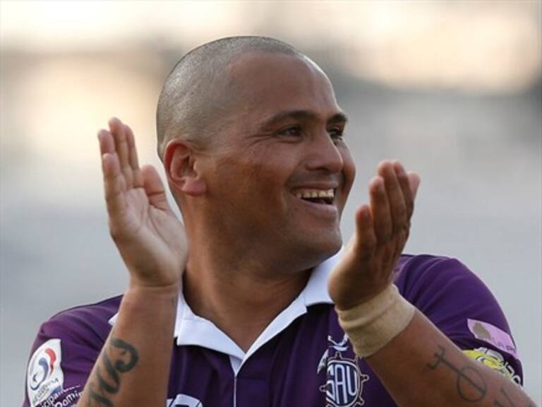 Humberto Suazo construyó un estadio en San Antonio