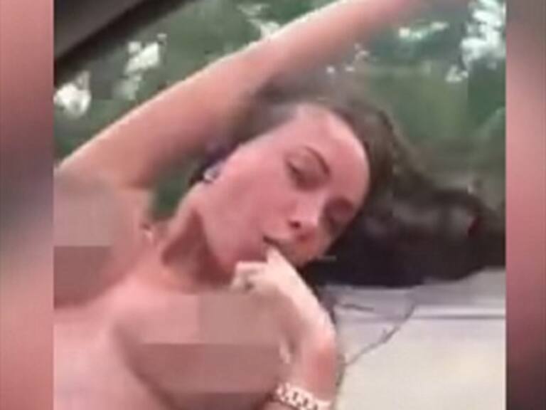 Arrestan a amiga de mujer que murió tras hacer un toples arriba de un auto