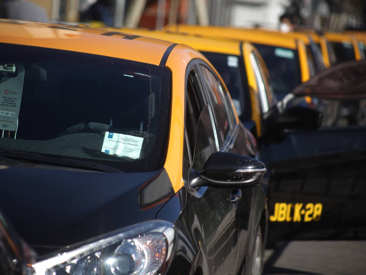 Taxistas celebran revés del Gobierno en Contraloría y acusan que cambios a Ley Uber buscaban “liquidar” al transporte tradicional