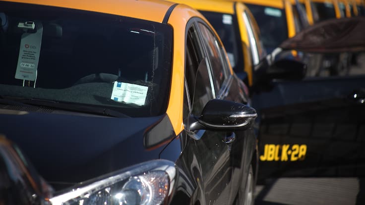 Taxistas celebran revés del Gobierno en Contraloría y acusan que cambios a Ley Uber buscaban “liquidar” al transporte tradicional