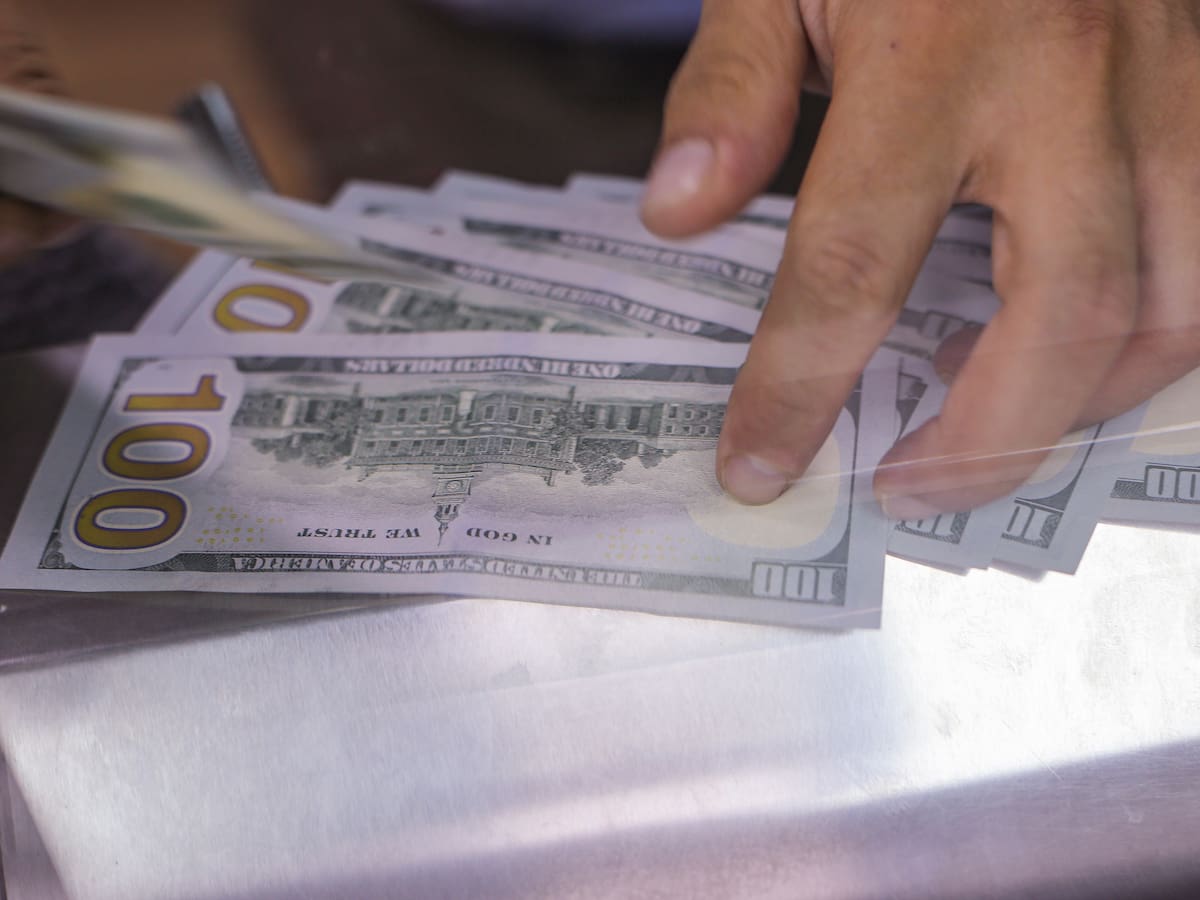 Dólar en Chile: divisa abre sin grandes variaciones y se mantiene alejada de los $900