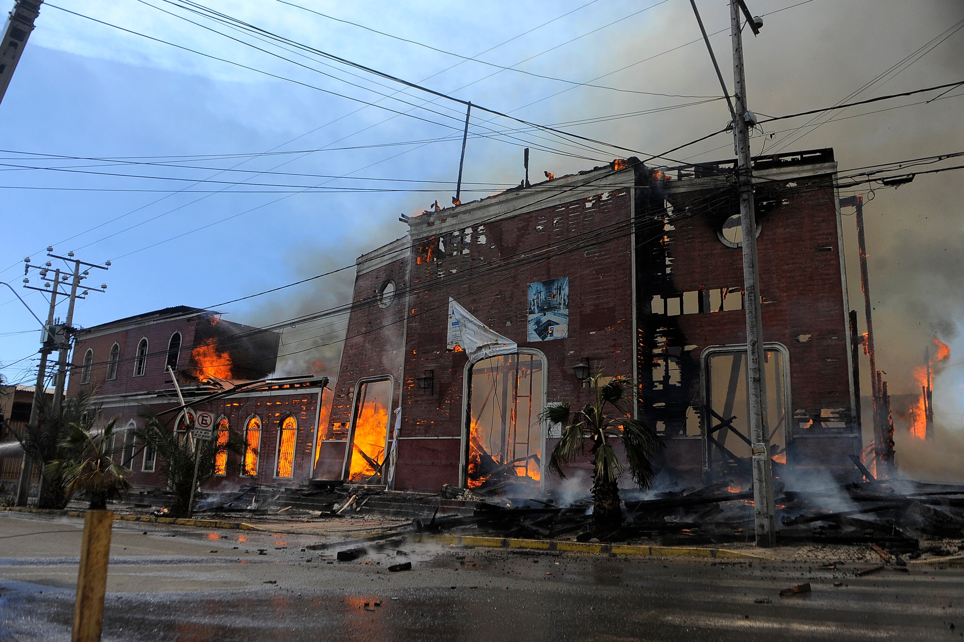 11 de octubre de 2024 / IQUIQUE
Incendio arrasó con centenaria iglesia San Francisco, construida en 1902, la que fue afectada por un amago de siniestro un día anterior.
FOTO: CRISTIAN VIVERO BOORNES/AGENCIAUNO