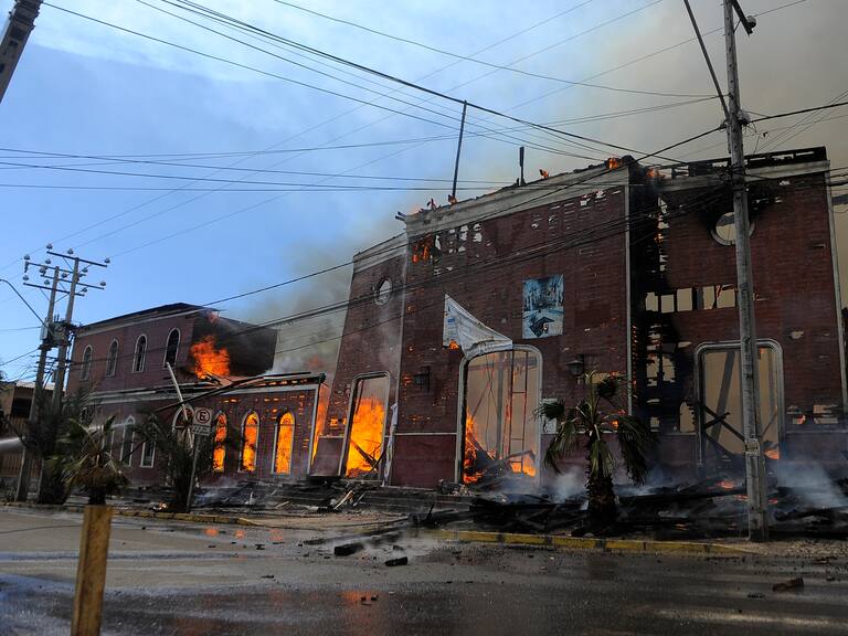 11 de octubre de 2024 / IQUIQUE
Incendio arrasó con centenaria iglesia San Francisco, construida en 1902, la que fue afectada por un amago de siniestro un día anterior.
FOTO: CRISTIAN VIVERO BOORNES/AGENCIAUNO