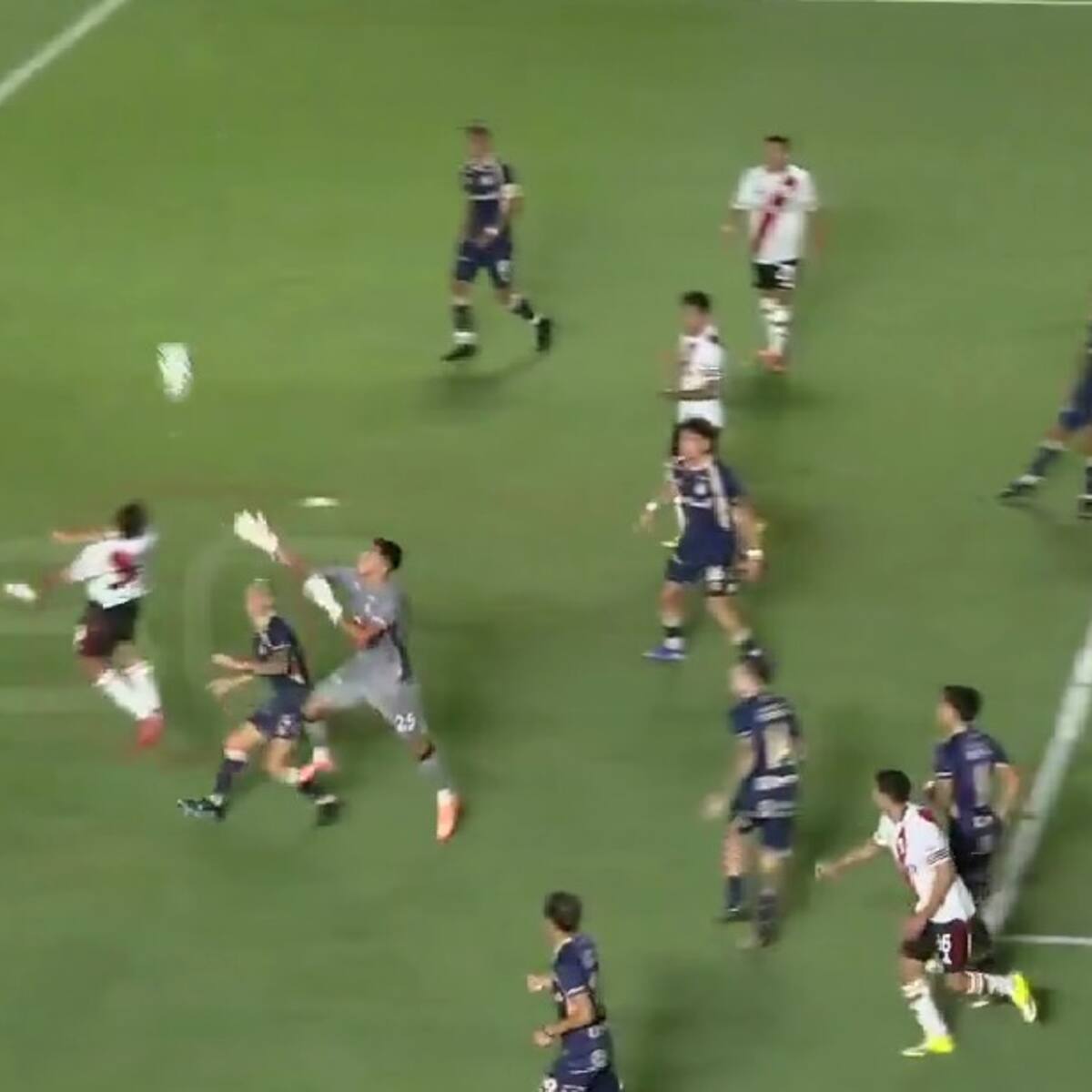 Se salvó de milagro: el grosero error de Brayan Cortés que casi le cuesta caro ante River Plate