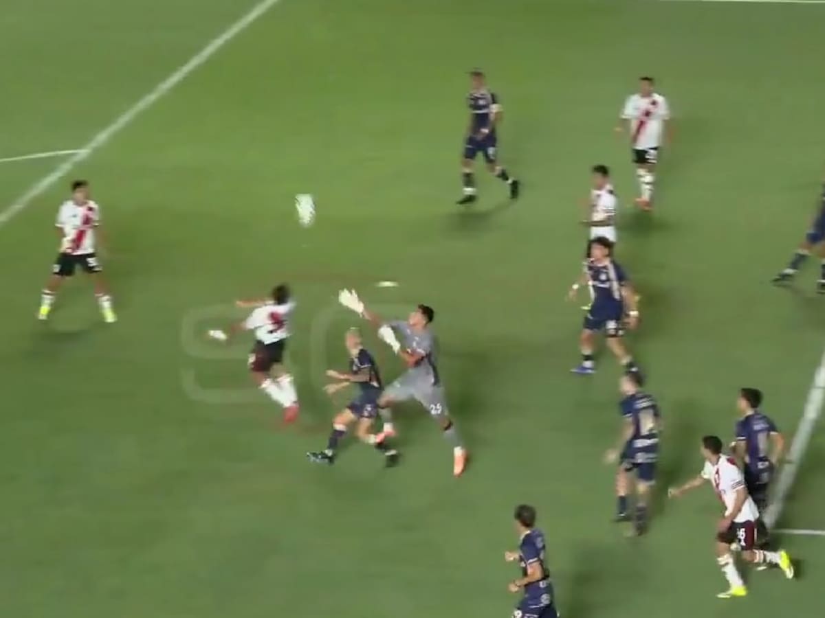 Se salvó de milagro: el grosero error de Brayan Cortés que casi le cuesta caro ante River Plate