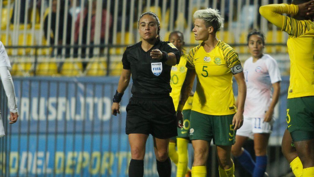 6 de Octubre 2018/Viña del MarLa arbitro Belen Carvajal (c) Janine Van Wyk (d),durante el partido amistoso entre las selecciones de Chile vs Sudafrica de futbol femenino, disputado en el Estadio Sausalito de Viña del Mar.
FOTO:YVO SALINAS/AGENCIAUNO