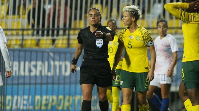 6 de Octubre 2018/Viña del MarLa arbitro Belen Carvajal (c) Janine Van Wyk (d),durante el partido amistoso entre las selecciones de Chile vs Sudafrica de futbol femenino, disputado en el Estadio Sausalito de Viña del Mar.
FOTO:YVO SALINAS/AGENCIAUNO