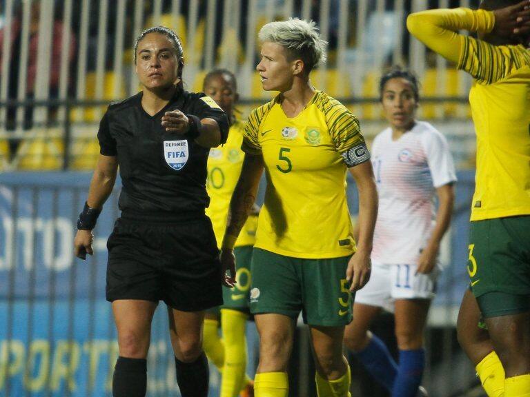 6 de Octubre 2018/Viña del MarLa arbitro Belen Carvajal (c) Janine Van Wyk (d),durante el partido amistoso entre las selecciones de Chile vs Sudafrica de futbol femenino, disputado en el Estadio Sausalito de Viña del Mar.
FOTO:YVO SALINAS/AGENCIAUNO