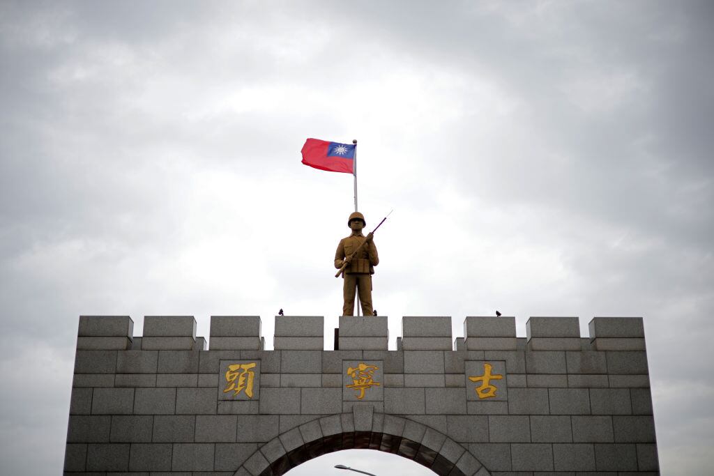 Bandera de Taiwán en el acceso al museo Guningtou Battle en Kinmen