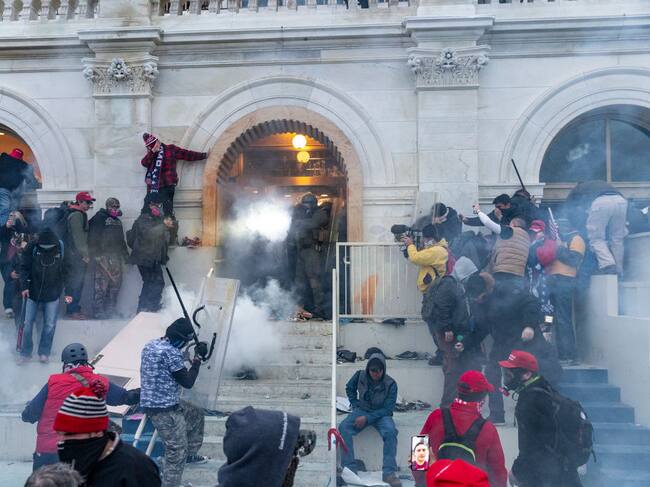 Getty Images | Imagen de archivo de grupos de ultraderecha atacando el Capitolio de Estados Unidos