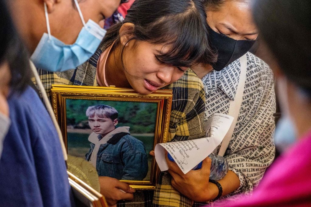 Familiar llora la muerte de un joven en las manifestaciones de Myanmar