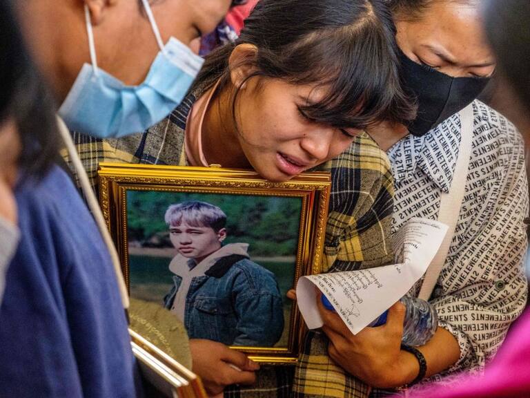 Familiar llora la muerte de un joven en las manifestaciones de Myanmar