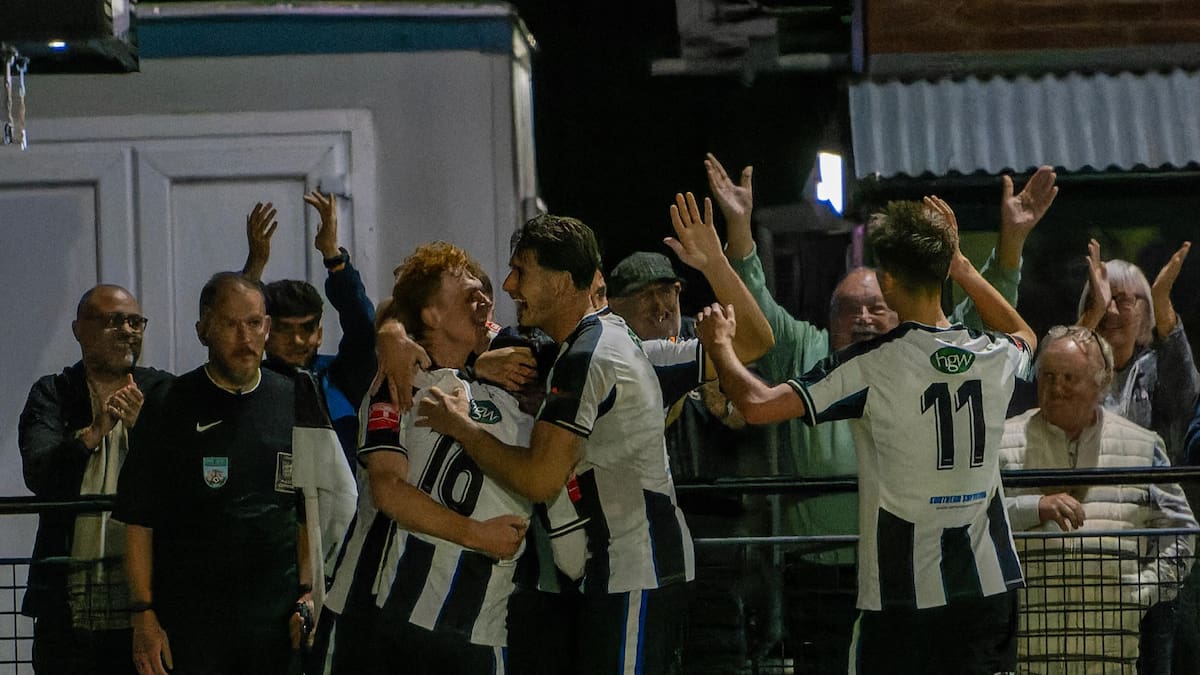 Un chileno se viste de héroe en Inglaterra: el ex Colo Colo anotó gol clave para que su equipo avance en la FA Cup