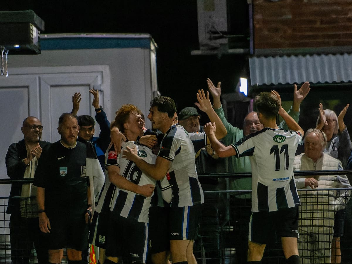 Un chileno se viste de héroe en Inglaterra: el ex Colo Colo anotó gol clave para que su equipo avance en la FA Cup