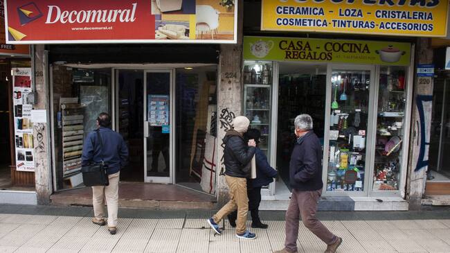 14 DE OCTUBRE DE 2020 / VIÑA DEL MARPersonas afuera de locales abiertos en Calle Valparaiso, durante los primeros días de desconfinamiento tras 4 meses de cuarentena que mantuvo a la mayoría del comercio local cerrado, y que implico el cierre definitivo de 540 locales
FOTO: MIGUEL MOYA / AGENCIAUNO