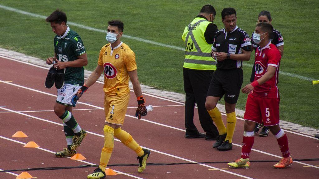 15 DE OCTUBRE DE 2020 / VALPARAISOJugadores de Union La Calera se retiran usando mascarillas, durante el partido valido por la decimo quinta fecha del Campeonato Nacional AFP PlanVital 2020, entre Santiago Wanderers vs Union La Calera, disputado en el Estadio Elias Figueroa.
FOTO: MIGUEL MOYA / AGENCIAUNO