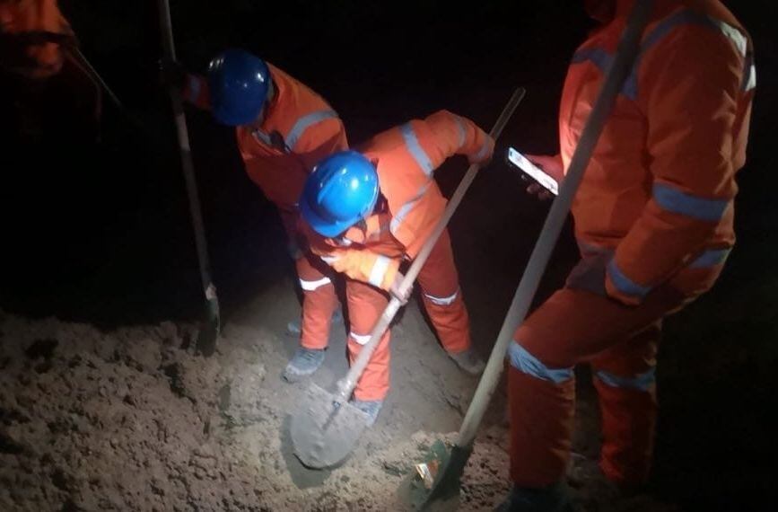 Equipos de rescate y soldados trabajan en la búsqueda de nueves mineros enterrados tras un alud en un yacimiento de oro en Ilic de Turquía.