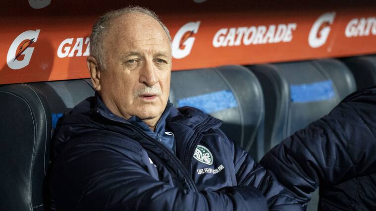 MENDOZA, ARGENTINA - JULY 23: Luiz Felipe Scolari head coach of Palmeiras during a round of sixteen first leg match between Godoy Cruz and Palmeiras as part of Copa CONMEBOL Libertadores 2019 at Estadio Malvinas Argentinas on July 23, 2019 in Mendoza, Argentina. (Photo by Alexis Lloret/Getty Images)