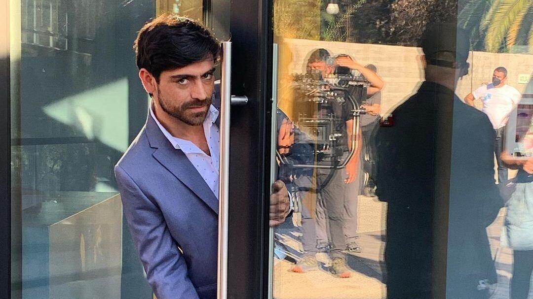 Etienne Bobenrieth como Santiago García en #PobreNovio
