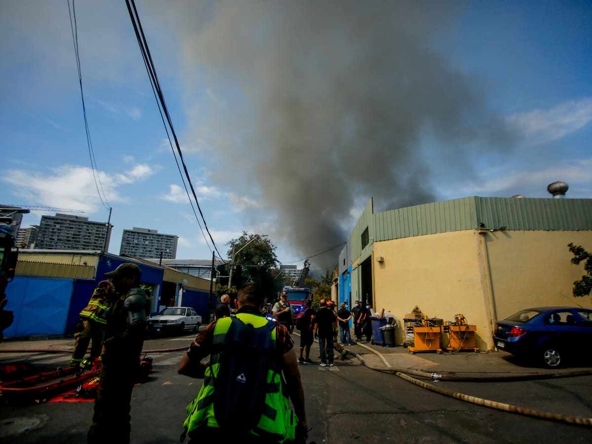 Incendio afectó a dos fábricas en Santiago Centro: otras dos casas fueron afectadas tras propagación