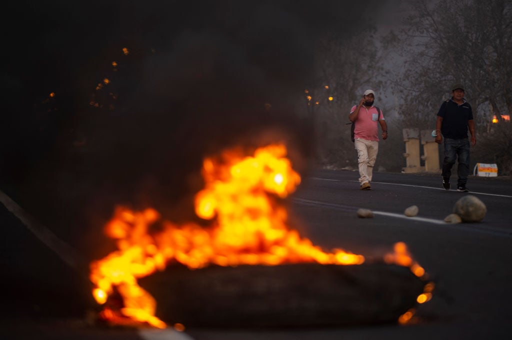 Transportistas cortan una autopista en la zona sur de Perú