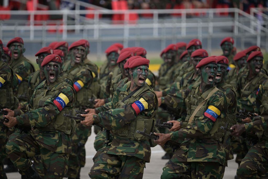 Los soldados de las fuerzas armadas venezolanas participan de la parada militar en el aniversario de la independencia de Venezuela.