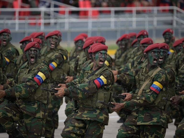 Los soldados de las fuerzas armadas venezolanas participan de la parada militar en el aniversario de la independencia de Venezuela.