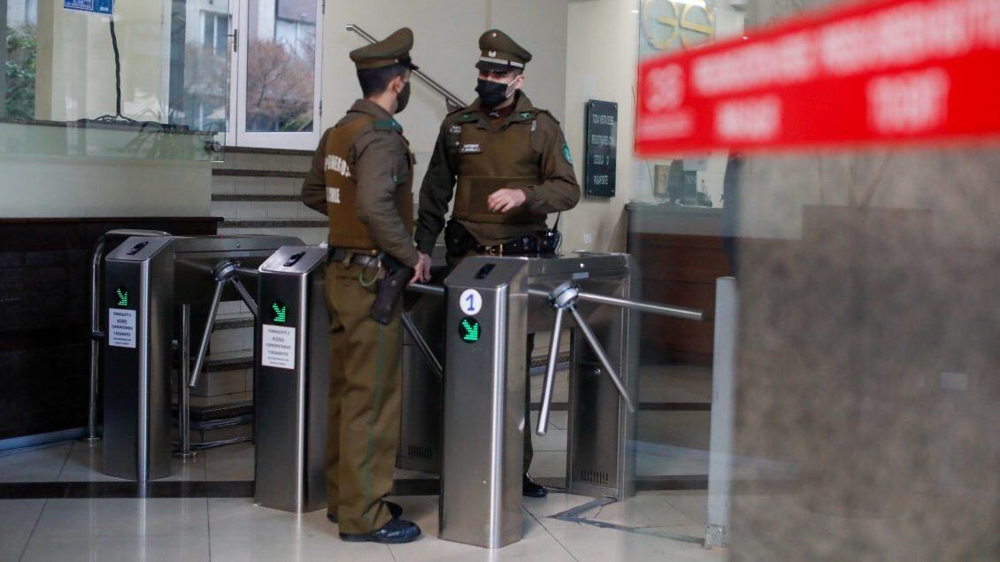 30 de Junio de 2022/SANTIAGOUna balacera se registró esta madrugada en huérfanos con amunategui en cual se encontró una persona muerta en el estacionamiento subterráneo del edificio,Carabineros resguarda el lugar a la espera del personal de la PDI para realizar indagaciónes y pericias.
FOTO :CRISTOBAL ESCOBAR /AGENCIAUNO