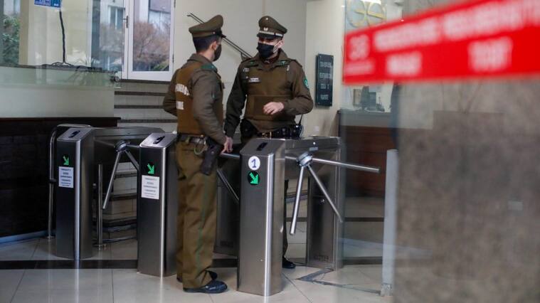 30 de Junio de 2022/SANTIAGOUna balacera se registró esta madrugada en huérfanos con amunategui en cual se encontró una persona muerta en el estacionamiento subterráneo del edificio,Carabineros resguarda el lugar a la espera del personal de la PDI para realizar indagaciónes y pericias.
FOTO :CRISTOBAL ESCOBAR /AGENCIAUNO