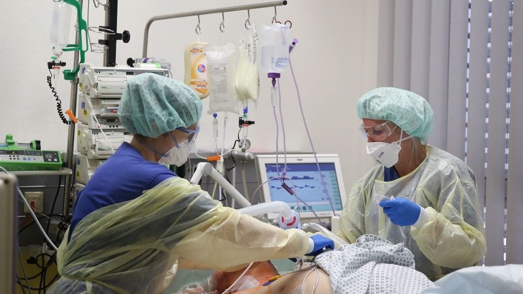 Dos médicas tratan a un paciente de Covid-19 en Alemania