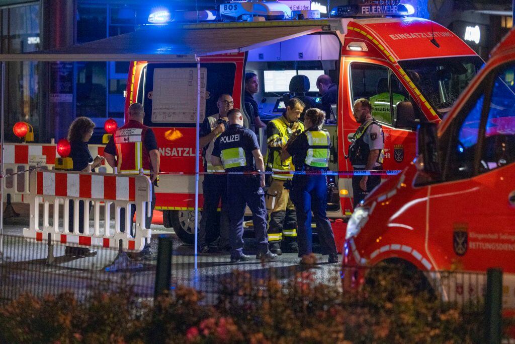 La policía germana resguarda la zona del ataque con cuchillo en la ciudad de Solingen en Alemania.