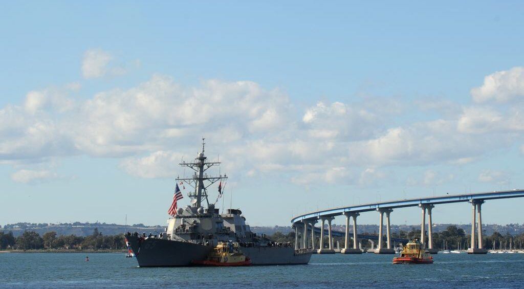 El destructor USS Benfold regresando a su base naval en San Diego