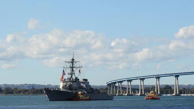 El destructor USS Benfold regresando a su base naval en San Diego