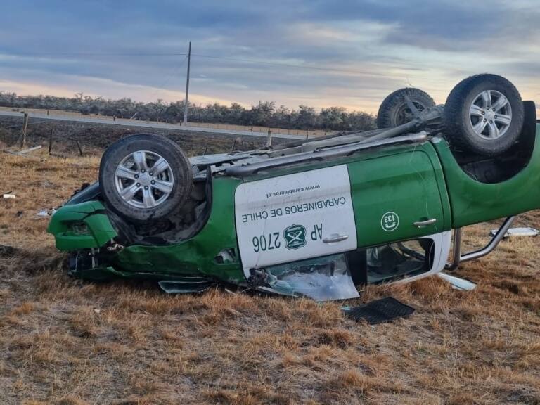 Accidente deja tres Carabineros lesionados en Punta Arenas: patrulla volcó en plena ruta