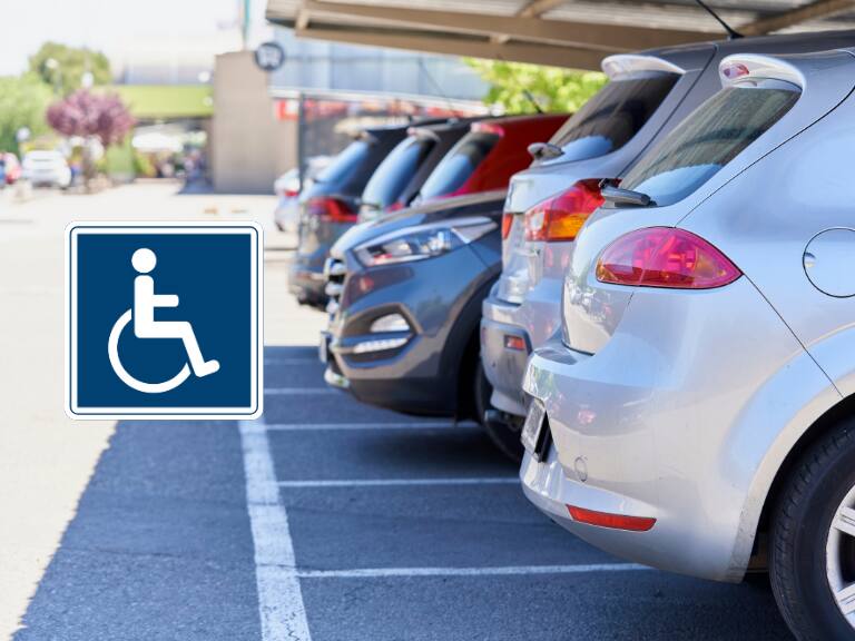 ¿Cuál es la multa por no respetar los estacionamientos exclusivos para personas con discapacidad en Chile?