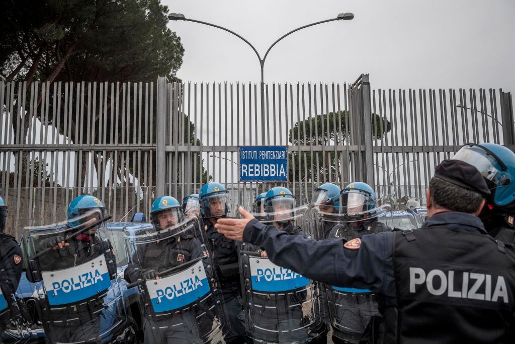 Las fuerzas policiales vigilan las calles de Italia