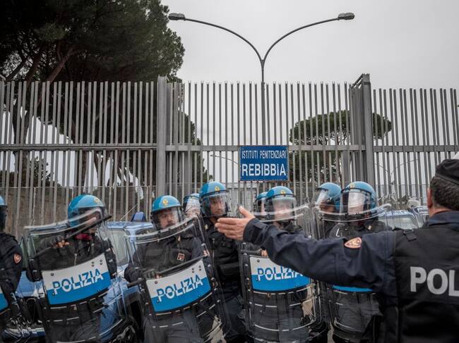 Las fuerzas policiales vigilan las calles de Italia