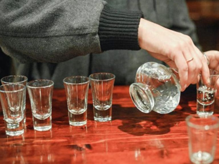 Ruso murió por beber 1,5 litros de vodka en una transmisión de YouTube a la que fue invitado